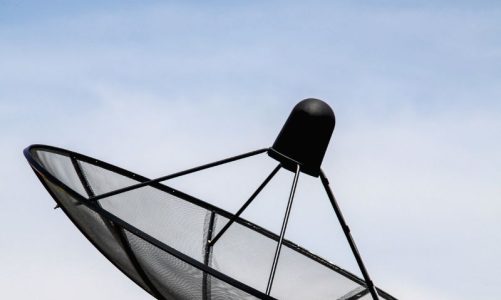 Installazione antenna satellitare: costi, tempi e come scegliere l’antennista giusto